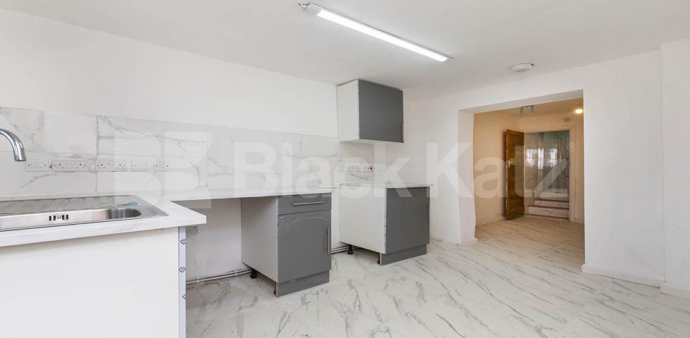 Spacious 3/4 bedrroom house with 4 shower rooms and access to a private garden Antill Road , Seven Sisters